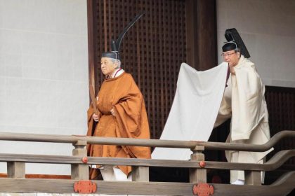 Nach alter Tradition: Japans Kaiser Akihito kündigt Göttern Abdankung an