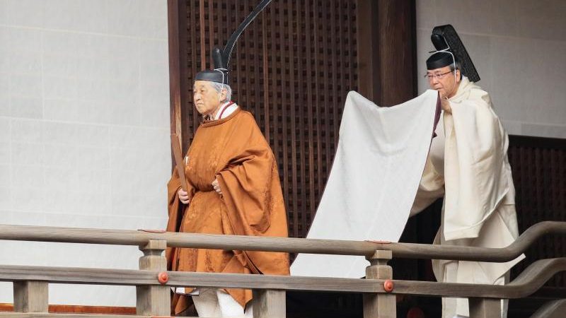 Nach alter Tradition: Japans Kaiser Akihito kündigt Göttern Abdankung an