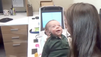 Baby kann zum ersten Mal hören