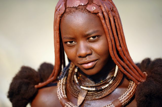 Afrikas Himba Stamm im Fokus: Welchen Einfluss hat der moderne Lebensstil auf unsere Wahrnehmung?