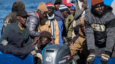 Italienische Küstenwache nimmt vor Libyen erneut Migranten auf – Salvini verweigert Einreise