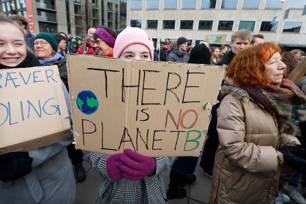 Местные жители считают что. Global warming protest.