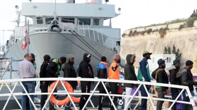 Migranten aus Libyen erreichen Lampedusa mit Holzboot