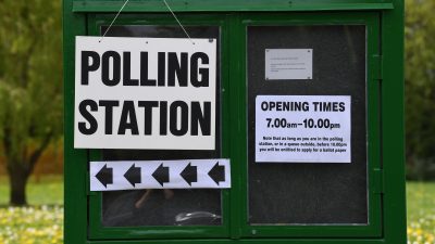 „Kommt voran und liefert den Brexit“: Tories und Labour bekommen bei Kommunalwahlen Denkzettel