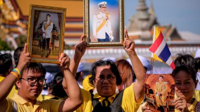 Feierliche Prozession für frisch gekrönten König Rama X. durch Bangkok