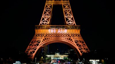 Paris feiert 130 Jahre Eiffelturm mit Can Can und Lichtspektakel