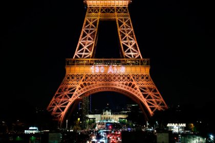Paris feiert 130 Jahre Eiffelturm mit Can Can und Lichtspektakel
