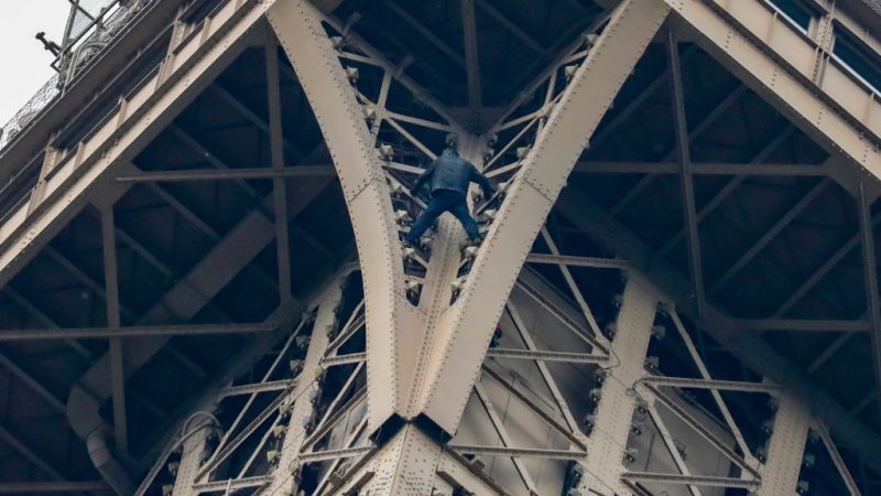 Mann in Schwarz kletterte Eiffelturm hoch – Pariser Wahrzeichen evakuiert