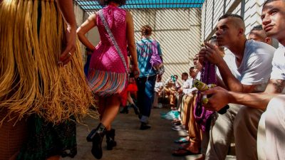 Nicht nur Schwarz-Weiß-gestreift: Häftlinge in Brasilien häkeln eigene Mode-Kollektion