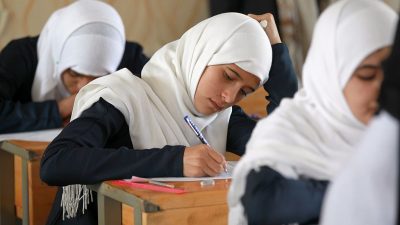 „Dass kleine Mädchen Kopftuch tragen, ist absurd“: Integrationsbeauftragte will Verbot an Schulen prüfen