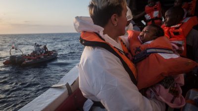 18 von 65 von „Sea-Watch 3“ eingesammelten Bootsflüchtlingen dürfen in Italien an Land