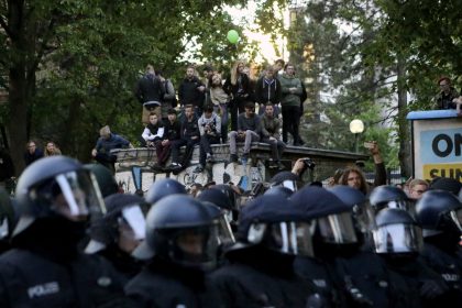 Zehntausende gehen zum 1. Mai auf die Straße: Demos linker Gruppen – Berliner Polizeipräsidentin mahnt friedlichen 1. Mai an