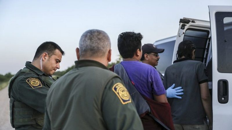 US-Grenzlager überfüllt: 500.000 Migranten seit Anfang 2019 – Familien werden an andere Grenzabschnitte verlegt