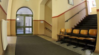 Weiden, Oberpfalz: Lehrerin von Mutter attackiert und Mann geschlagen – Schüler hatte sich beschwert