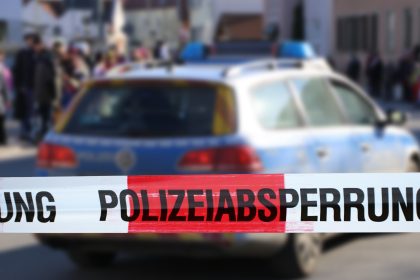 Autofahrer rast in Fußgängergruppe – ein Toter und drei Verletzte