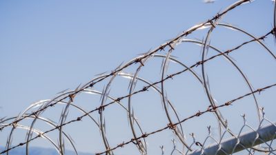 Pärchen will in US-Gefängnis einbrechen – und sitzt jetzt selbst hinter Gittern