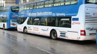 München: Afrikanerin am Bus beleidigt und gestoßen – 52-jährige Frau verhaftet und in Klinik eingewiesen