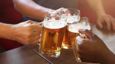 NRW: Impfzentrum Olpe/Attendorn wirbt mit Blasmusik, Brezeln und alkoholfreiem Bier für Impfung