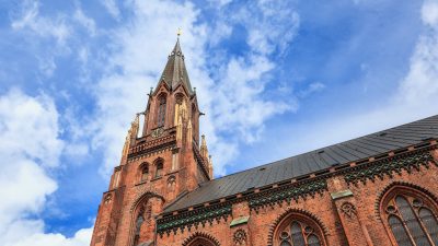 Schwerin: Schwächelnder Senior von Kirchturm abgeseilt