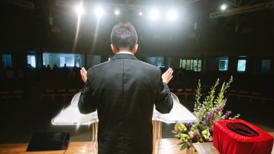 Halbierung erwartet: Katholische und evangelische Kirche vor dramatischem Mitgliederverlust