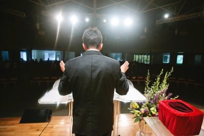 Halbierung erwartet: Katholische und evangelische Kirche vor dramatischem Mitgliederverlust