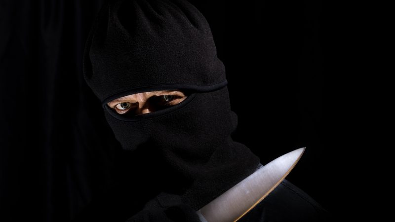 Maskierter Messer-Mann droht Schulmitarbeiterin: „Mal sehen was heute passiert!“