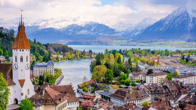 Schweizer stimmen bei Referendum offenbar für schärfere Waffengesetze