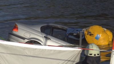 Einsatzberichte vom Hafen Mondorf: Autofahrer rollt bei Niederkassel in den Rhein (+Video)