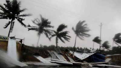 Schwerer Zyklon erreicht indische Küste: Erste Todesopfer – Flugverkehr unterbrochen