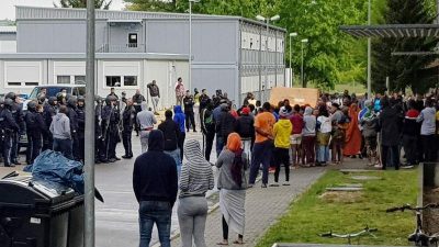 NRW: Flüchtlingsunterkunft geht in Flammen auf – Verdächtigter festgenommen