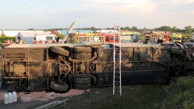Flixbus-Unfall: A9 wieder frei – Fahrer war anscheinend eingeschlafen