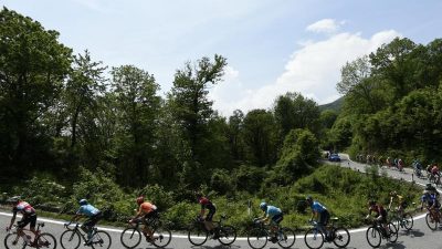 Sakarin gewinnt erste Bergankunft beim 102. Giro