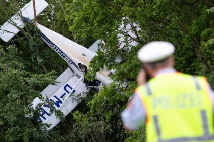 Kleinflugzeug mit zwei Personen bleibt in Baumkrone hängen