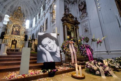 Freunde und Kollegen nehmen Abschied von Hannelore Elsner