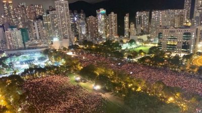 „An die Bösartigkeit des Regimes erinnern”: Über 180 000 Hongkonger bei Mahnwache zum Tiananmen-Massaker