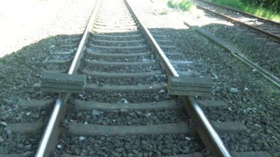 Notruf vom Regionalexpress Sylt – Anschlag mit Beton-Platten auf den Gleisen