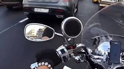 Motorradfahrer erteilt Autofahrer eine Lektion in Sachen Müllentsorgung