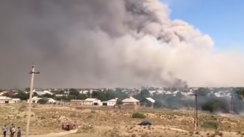 Kasachische Stadt mit 40.000 Einwohnern nach Explosionen und Brand in Munitionslager in Sicherheit gebracht