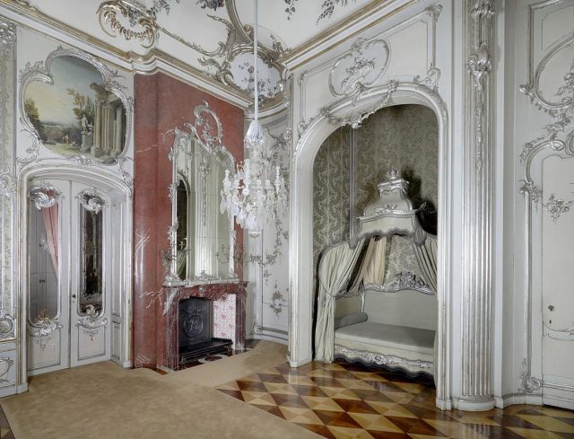 Das Schlafzimmer des "Alten Fritz" in der königlichen Wohnung im Neuen Palais.