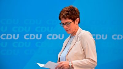 Nach Rücktritt von SPD-Chefin: Kramp-Karrenbauer und Kanzlerin Merkel wollen an Koalition festhalten