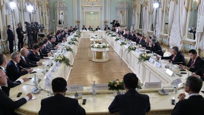Angst vor Rezession: Russland wirbt auf Wirtschaftsforum in St. Petersburg um Investoren