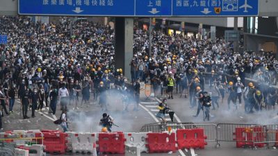 Hongkong: Debatte über Auslieferungsgesetz gestoppt – Gewaltsame Zusammenstöße