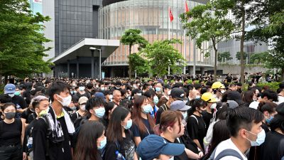 China stützt demonstrativ umstrittene Regierungschefin von Hongkong – Polizei hält sich bei Protesten zurück