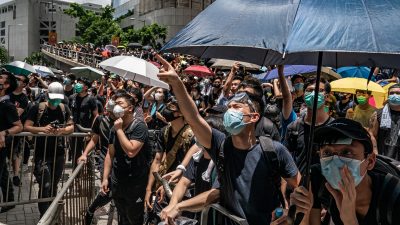 Erneut demonstrieren Tausende in Hongkongs Regierungsviertel