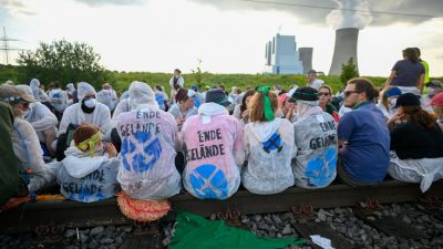 Hunderte extreme Klimaaktivisten blockieren Gleise des Kohlekraftwerks Neurath