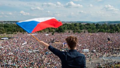 Der größte Massenprotest in Prag seit 30 Jahren: Rücktritt von Tschechiens Regierungschef Babis gefordert