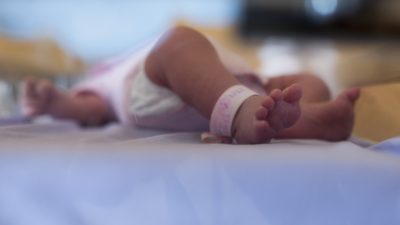Krankenschwester adoptiert 900-Gramm-Frühchen, nachdem es fünf Monate keinen Besuch hatte