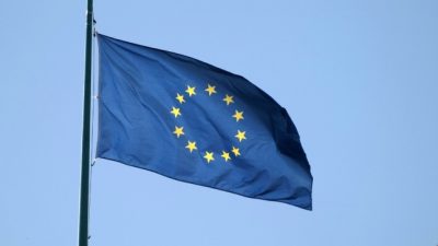 Sachsen: Beschädigung der Europafahne soll unter Strafe gestellt werden