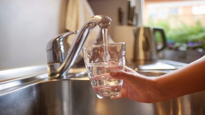 Stiftung Warentest empfiehlt Leitungswasser gegen Hitze – Stilles Mineralwasser oft verunreinigt