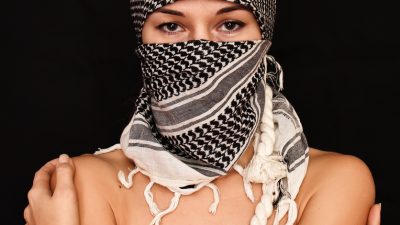 Köln: Nackt gegen die Vollverschleierung – Frauenproteste vor Burka-Ausstellung „Munaqabba“